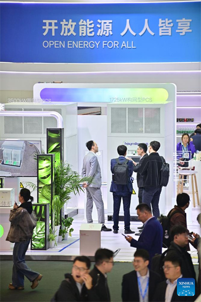Des visiteurs découvrent la 14e édition de la Conférence et Exposition internationale sur le stockage de l'énergie (ESIE), organisée au Centre international d'expositions et de congrès à Beijing, le 2 avril 2026. (Yin Dongxun/Xinhua)