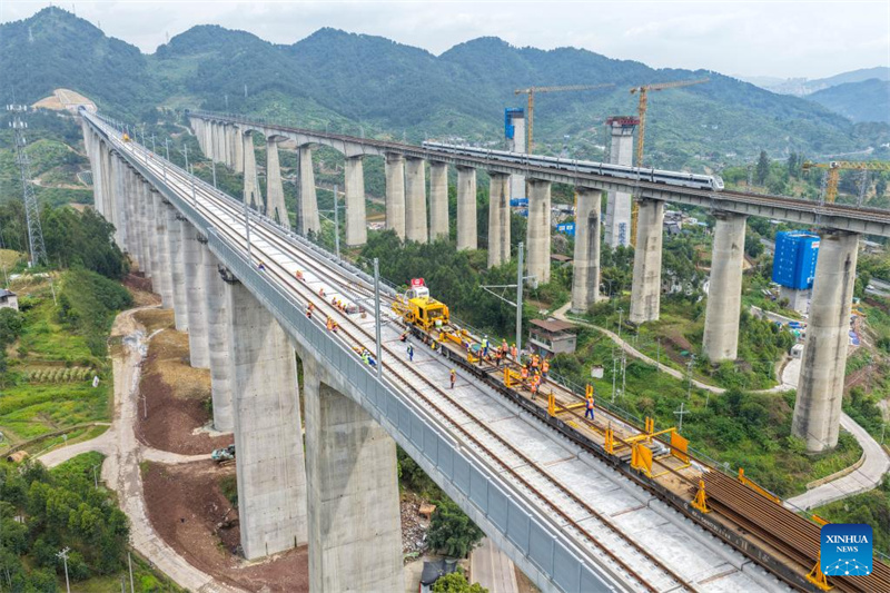 Le chemin de fer à grande vitesse Chongqing–Wanzhou entre dans la phase de pose des voies