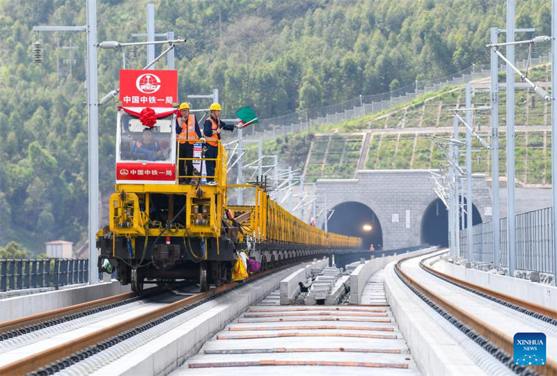 Le chemin de fer à grande vitesse Chongqing–Wanzhou entre dans la phase de pose des voies