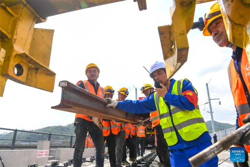 Le chemin de fer à grande vitesse Chongqing–Wanzhou entre dans la phase de pose des voies
