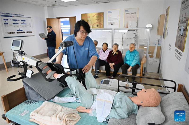 Shandong : des robots de soins aux personnes âgées formés et testés à Qingdao