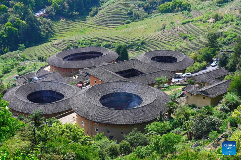 Photo prise le 9 avril 2026 montrant l'ensemble de Tulou de Tianluokeng dans le comté de Nanjing de la province du Fujian (sud-est de la Chine). (Lin Shanchuan/Xinhua)
