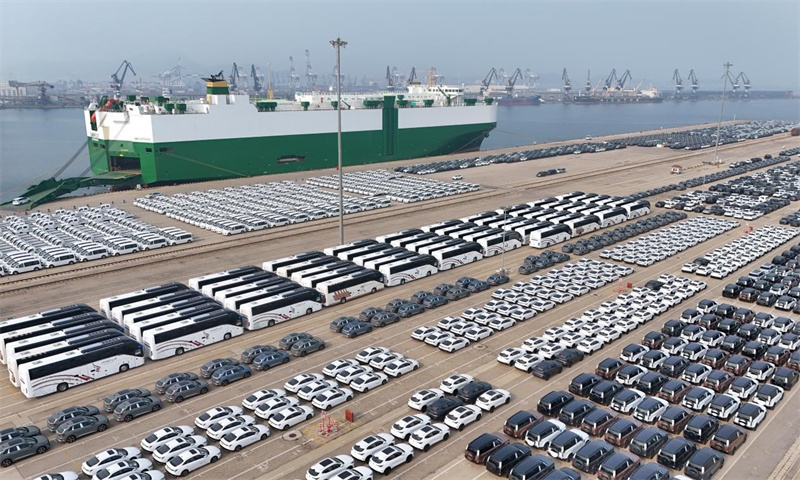 Un grand nombre de voitures produites en Chine attendent d'être expédiées pour être exportées dans le port de Yantai, dans la province du Shandong (est de la Chine). (Photo/Tang Ke)