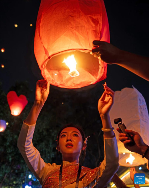 Yunnan : des gens font voler des lanternes Kongming à Jinghong