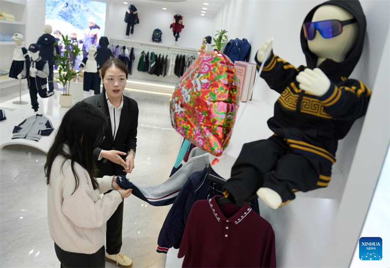 Zhejiang : l'industrie du vêtement pour enfants est en plein essor à Zhili