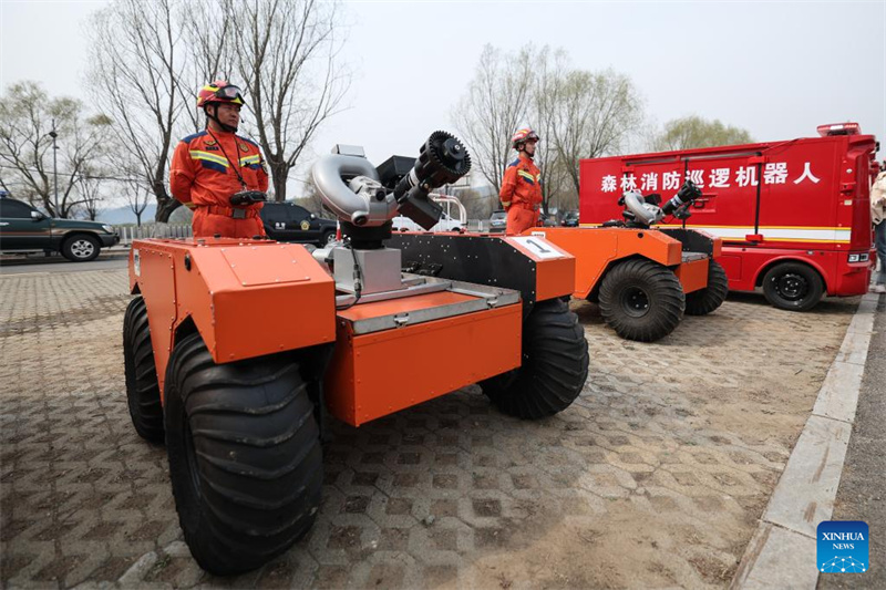 Des dispositifs d'extinction d'incendie, vus lors d'un exercice d'incendie à Shenyang, capitale de la province du Liaoning (nord-est de la Chine), le 14 avril 2026. (Pan Yulong/Xinhua)