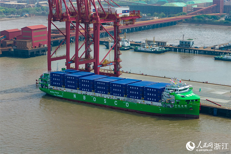 Le 15 avril, le premier porte-conteneurs intelligent électrique de 10 000 tonnes de Chine, le Ningyuan Dian Kun, a appareillé du port de Ningbo Zhoushan, dans la province du Zhejiang (est de la Chine) et a officiellement commencé ses opérations commerciales. (Zhang Yongtao/Le Quotidien du Peuple en ligne)