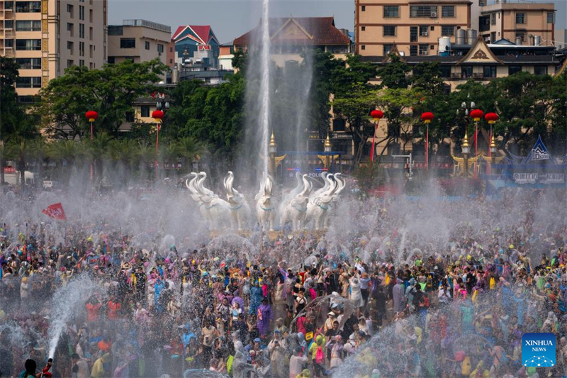 Yunnan : le Festival des éclaboussures d'eau célébré dans le Xishuangbanna
