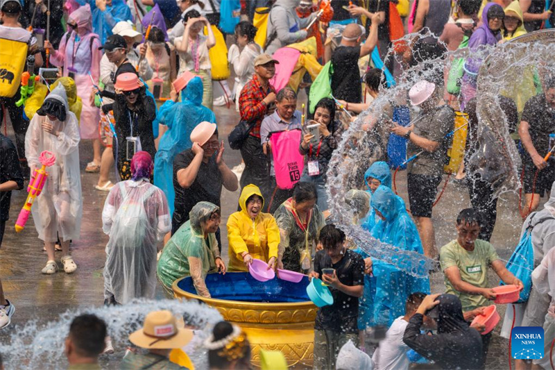 Yunnan : le Festival des éclaboussures d'eau célébré dans le Xishuangbanna