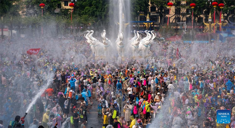 Yunnan : le Festival des éclaboussures d'eau célébré dans le Xishuangbanna
