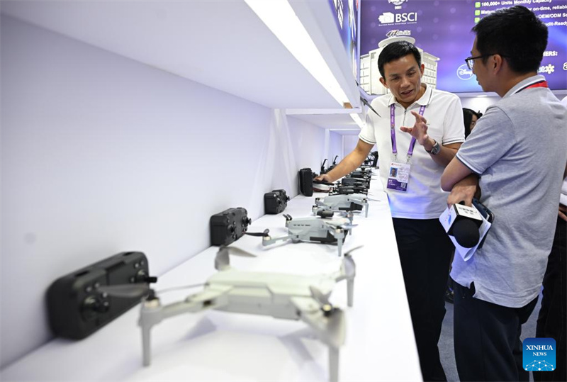 Guangdong : à la Foire de Canton, les drones illustrent les progrès de l'économie à basse altitude