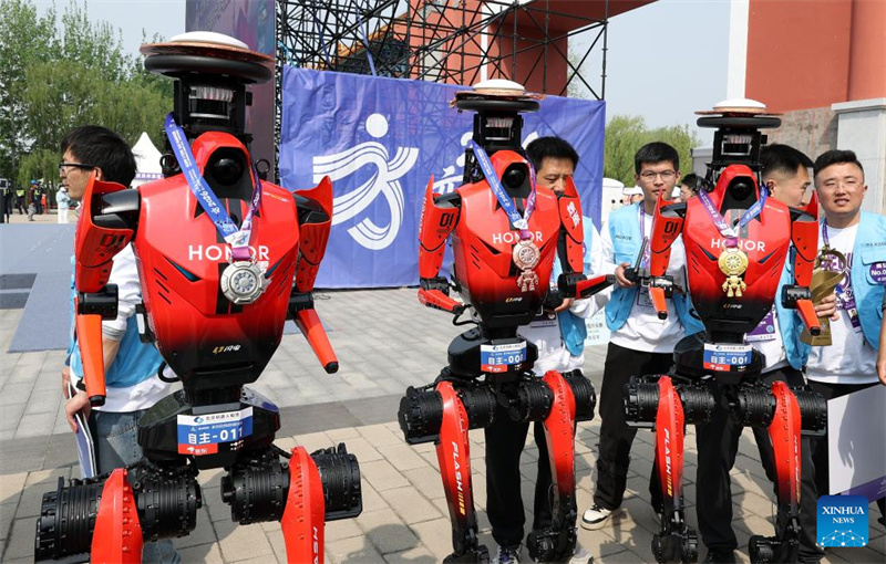 Un robot humanoïde bat le record du monde du semi-marathon humain à Beijing