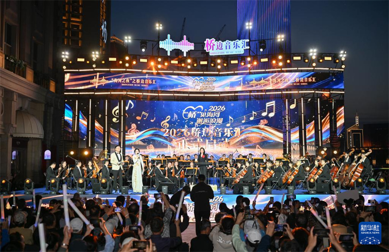 Le soir du 18 avril, des citoyens et touristes se sont rassemblés sur la plateforme la place Jinhaiwan à Tianjin (nord de la Chine) pour assister au spectacle musical "Une soirée au bord de la rivière Haihe ". (Sun Fanyue/Xinhua)