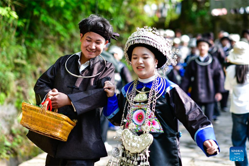 Guizhou : les habitants célèbrent la fête du Sanyuesan
