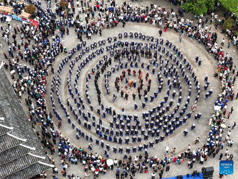 Photo aérienne prise par un drone le 19 avril 2026 montrant des membres de l'ethnie Dong participant à un événement célébrant la fête du Sanyuesan dans le comté de Zhenyuan, dans la province du Guizhou (sud-ouest de la Chine). (Yang Wenbin/Xinhua)