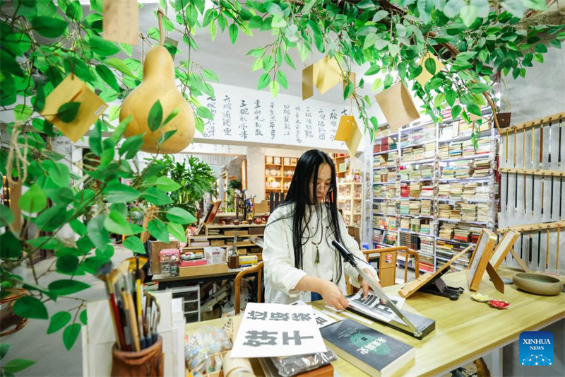 Ma Ruofan travaille à la librairie Fanmo à Changchun, capitale de la province du Jilin (nord-est de la Chine), le 18 avril 2026. (Xu Chang/Xinhua)