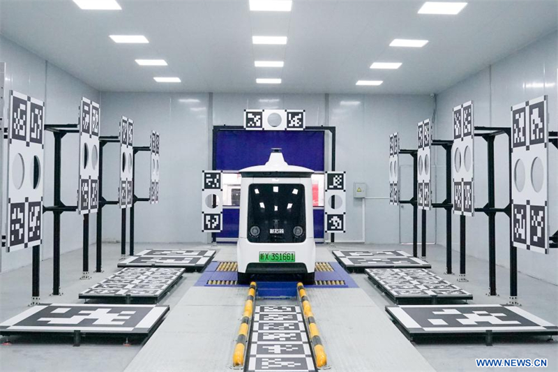 Un véhicule autonome est ajusté sur une chaîne de production de Neolix, un constructeur de véhicules autonomes, à Yancheng, dans la province chinoise du Jiangsu (est), le 25 mars 2026. (Photo: Li Bo)