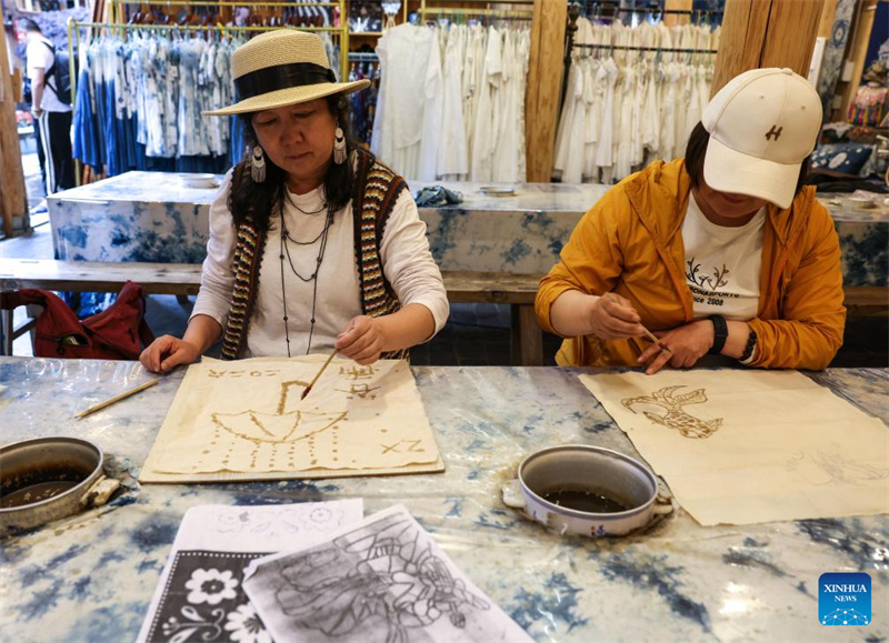 Guizhou : l'artisanat ethnique local alimente le développement rural dans le village Dong de Zhaoxing