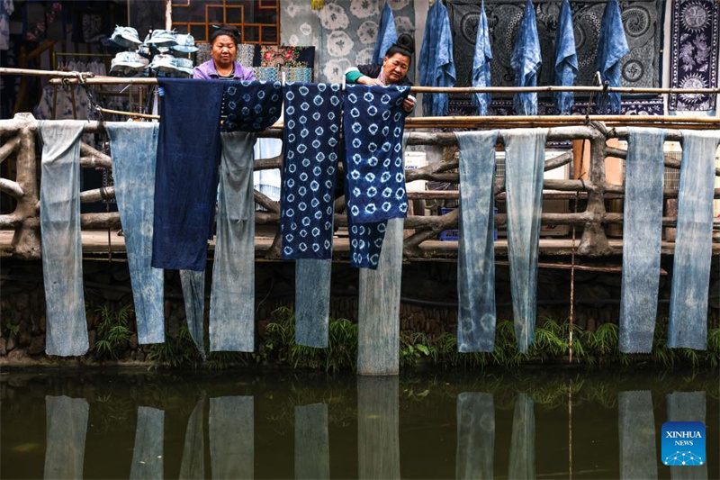 Guizhou : l'artisanat ethnique local alimente le développement rural dans le village Dong de Zhaoxing