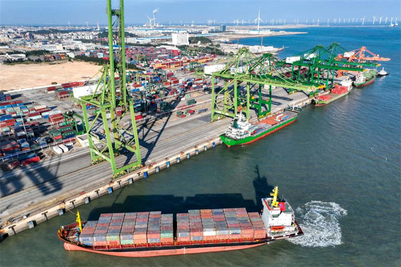 Un cargo accoste lentement, dans la zone d'exploitation du quai de la zone portuaire de Jiangyin, à Fuqing, dans la province du Fujian (sud-est de la Chine). (Photo/Xie Guiming)