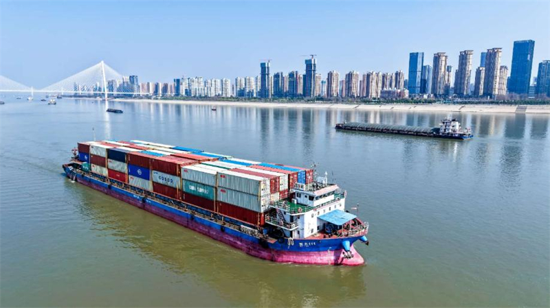 Le trafic maritime est intense sur le fleuve Yangtsé à Wuhan, capitale de la province du Hubei (centre de la Chine). (Photo / Wang Jiang)