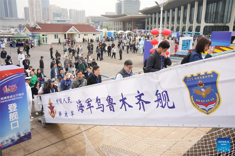 Des personnes montent à bord d'un navire de guerre de la marine de l'Armée populaire de libération (APL) à Qingdao, dans la province du Shandong (est de la Chine), le 23 avril 2026. (Li Jie/Xinhua)