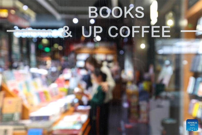 Des habitants choisissent des livres dans une librairie à Changchun, capitale de la province du Jilin (nord-est de la Chine), le 16 avril 2026. (Xu Chang/Xinhua)