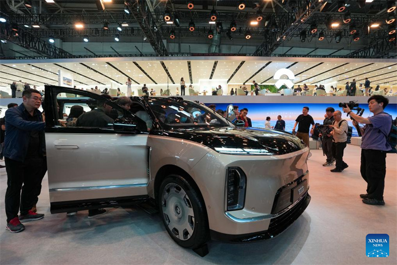 Des personnes visitent le stand de NIO lors du Salon international de l'automobile 2026 à Beijing, le 24 avril 2026. (Ju Huanzong/Xinhua)
