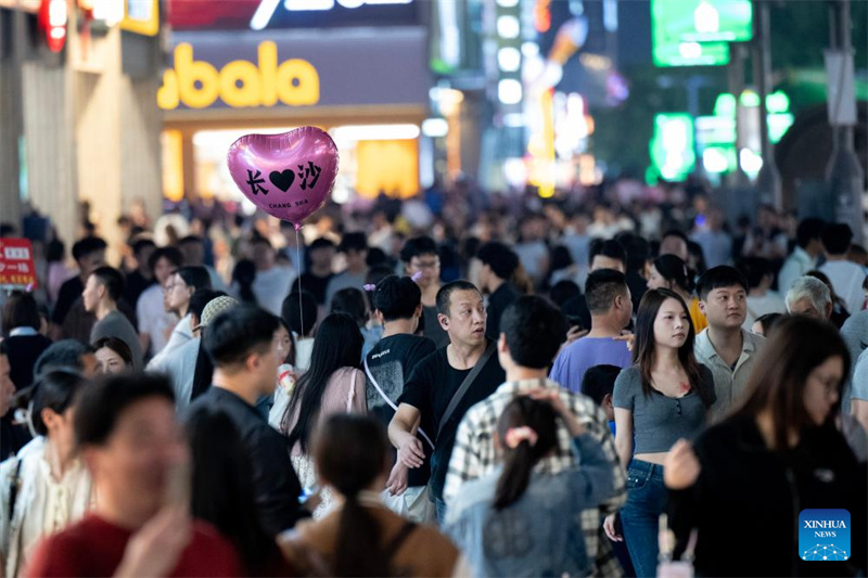 Des touristes se promènent dans une rue piétonne à Changsha, capitale de la province du Hunan (centre de la Chine), le 25 avril 2026. (Liu Jie/Xinhua)