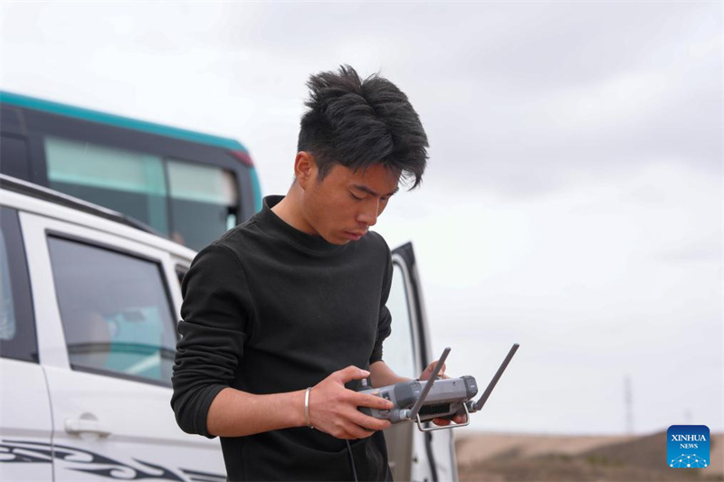 Un membre du personnel utilise un drone pour transporter un arbre dans un parc à Lanzhou, capitale de la province du Gansu (nord-ouest de la Chine), le 27 avril 2026. (Lang Bingbing/Xinhua)