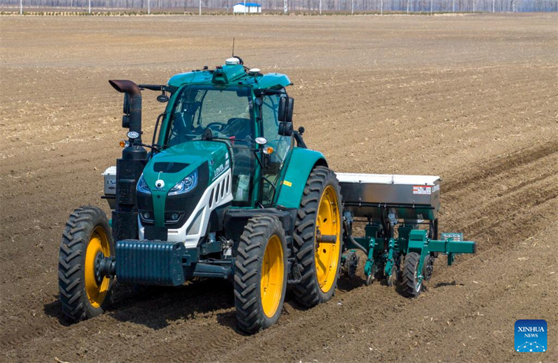Heilongjiang : des machines agricoles avancées améliorent l'efficacité des semis de printemps