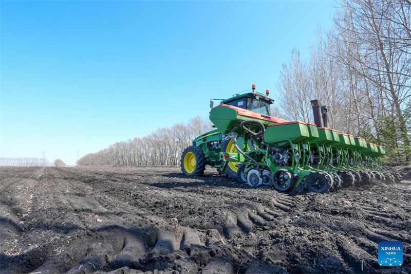 Heilongjiang : des machines agricoles avancées améliorent l'efficacité des semis de printemps