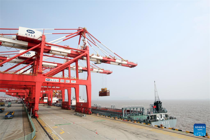 Shanghai : le port en eau profonde de Yangshan enregistre une hausse de 9,1 % du trafic de conteneurs d'une année sur l'autre