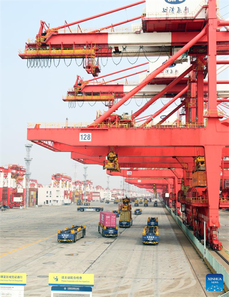Shanghai : le port en eau profonde de Yangshan enregistre une hausse de 9,1 % du trafic de conteneurs d'une année sur l'autre