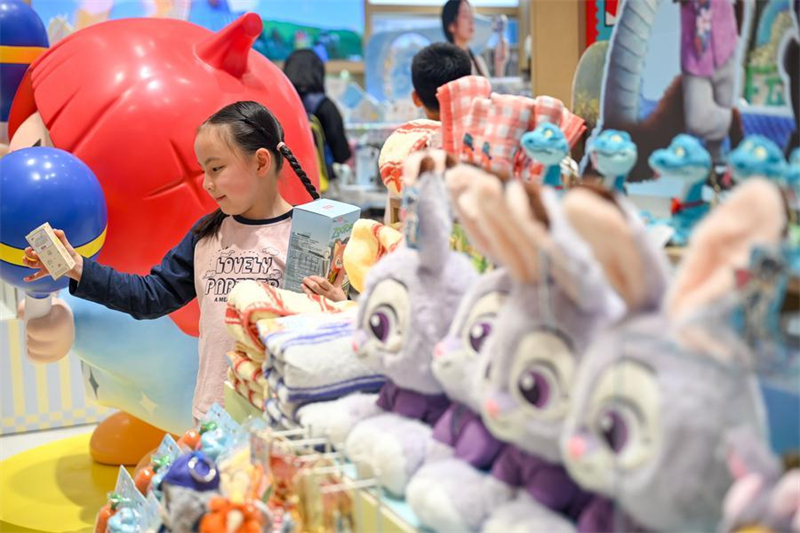 Une fillette se rend dans un magasin de jouets tendance et de collection à Guiyang, dans la province chinoise du Guizhou (sud-ouest), le 25 avril 2026.(Photo : Yuan Fuhong)