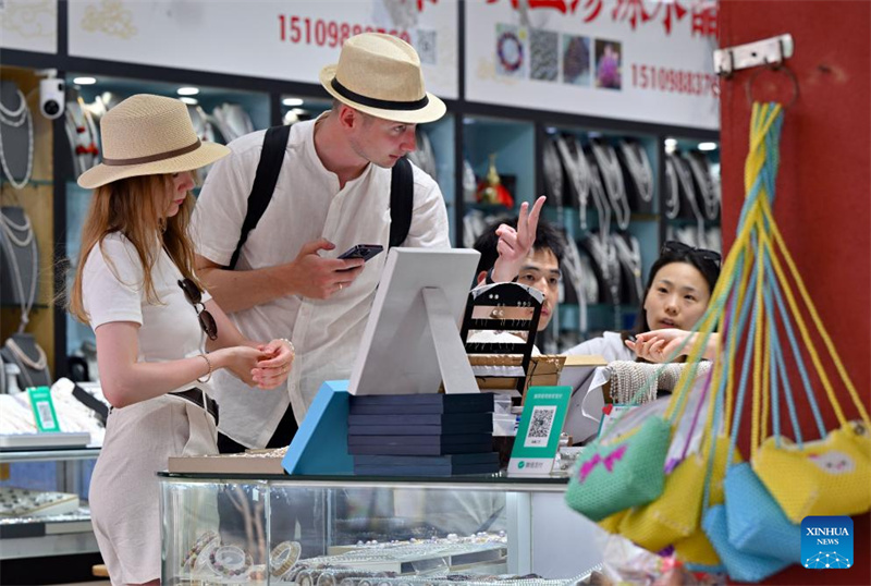 Hainan : des touristes étrangers visitent la vieille rue des Qilou à Haikou