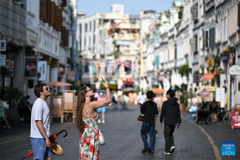 Hainan : des touristes étrangers visitent la vieille rue des Qilou à Haikou