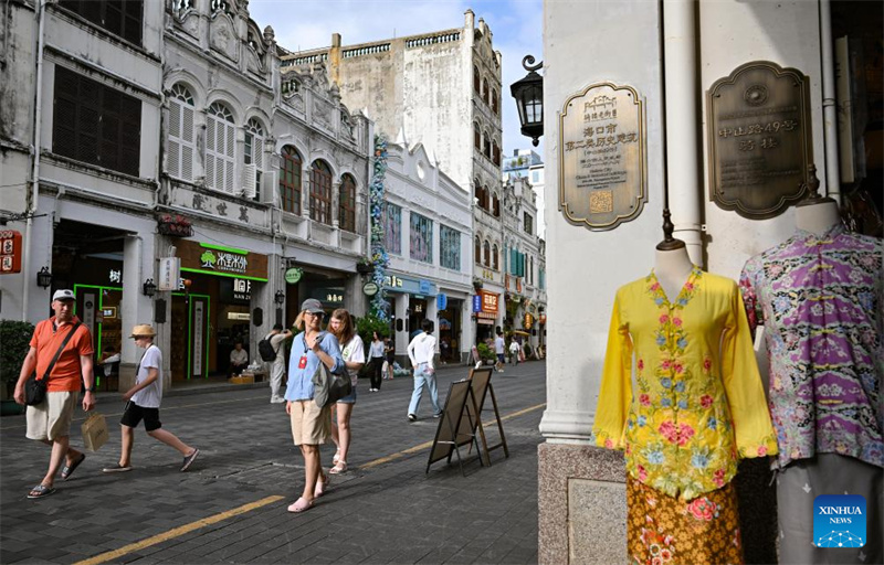 Hainan : des touristes étrangers visitent la vieille rue des Qilou à Haikou