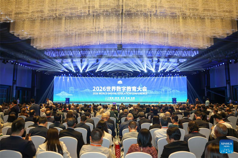 Photo prise le 11 mai 2026 montrant une scène de la cérémonie d'ouverture de la Conférence mondiale sur l'éducation numérique 2026 à Hangzhou, capitale de la province du Zhejiang (est de la Chine). (Jiang Han/Xinhua)