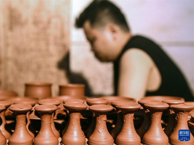 Guangxi : des étudiants s'associent pour entreprendre et perpétuer la culture de la poterie Nixing