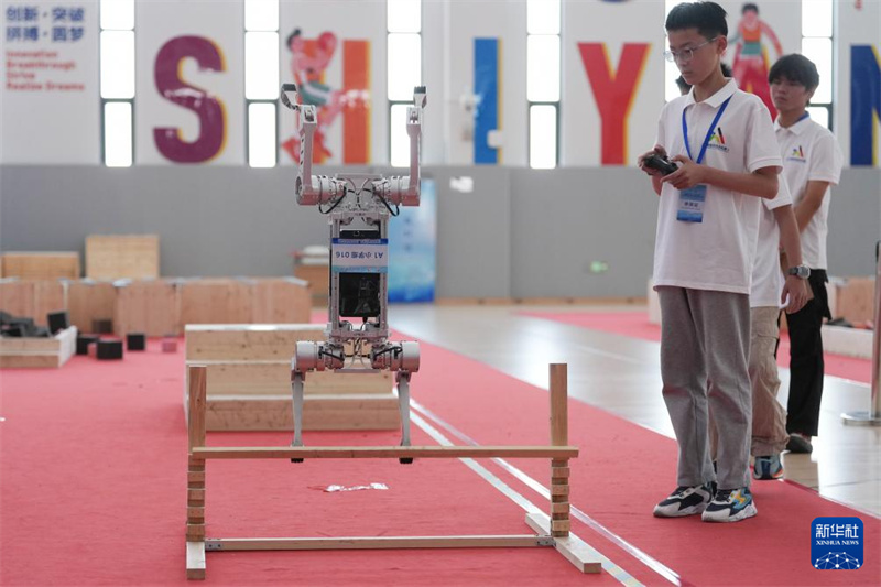 Zhejiang : une démonstration de robots en vitesse et parcours d'obstacles sur le campus à Hangzhou