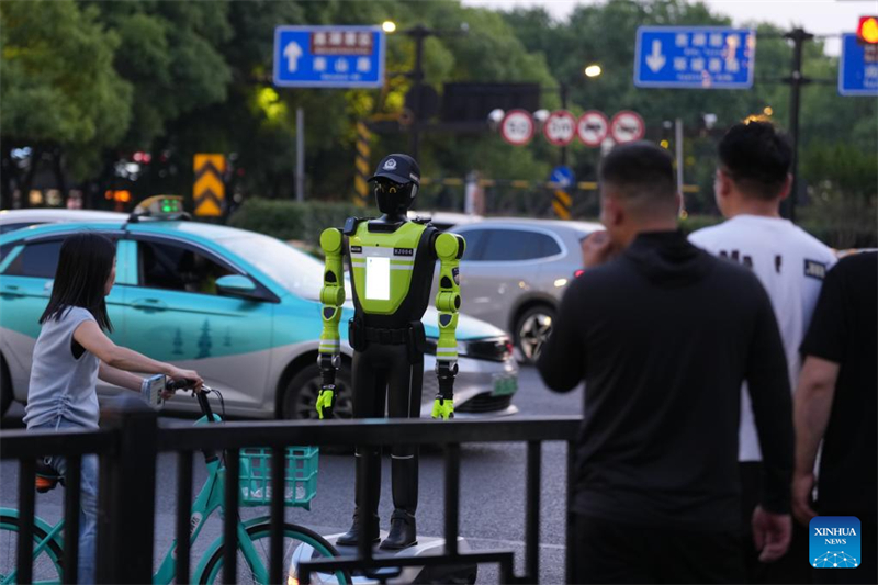 Un robot intelligent de gestion du trafic en service à un carrefour dans le quartier d'affaires de Hubin à Hangzhou, capitale de la province du Zhejiang (est de la Chine), le 11 mai 2026. (Huang Zongzhi/Xinhua)