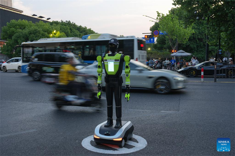Zhejiang : des robots intelligents de gestion du trafic déployés à Hangzhou
