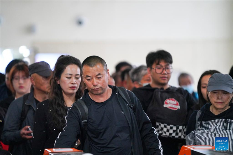 Heilongjiang : un train dédié amène des transplanteurs de riz dans la plaine de Sanjiang