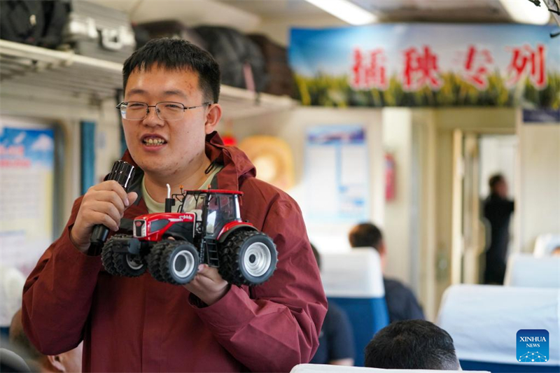 Heilongjiang : un train dédié amène des transplanteurs de riz dans la plaine de Sanjiang