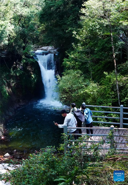 Yunnan : les regroupements de cascades de Ladeng attirent les touristes