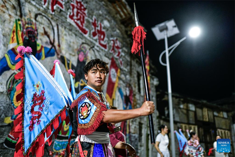 Guizhou : comment la passion de toujours de villageois contribue à préserver l'opéra Dixi