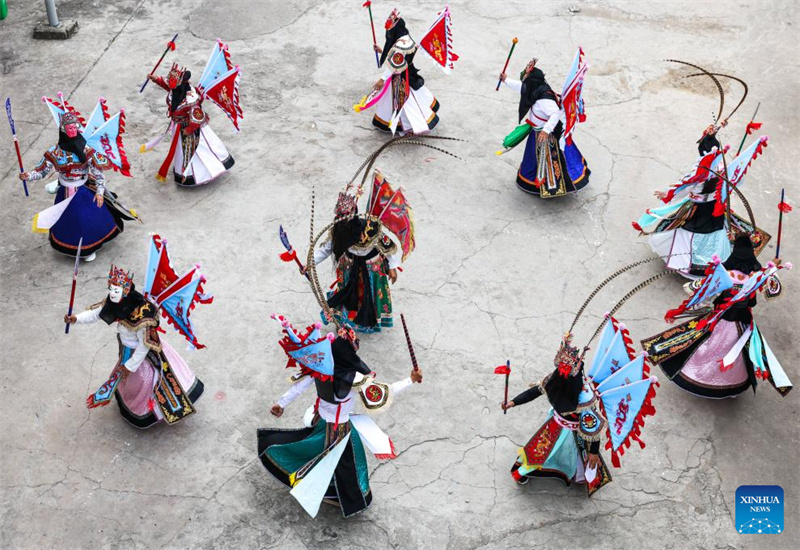 Des villageois répètent de l'opéra Dixi à Wujiatun, dans le village de Zhangzhuang du canton de Qiyanqiao, à Anshun, dans la province du Guizhou (sud-ouest de la Chine), le 14 mai 2026. (Yang Wenbin/Xinhua)