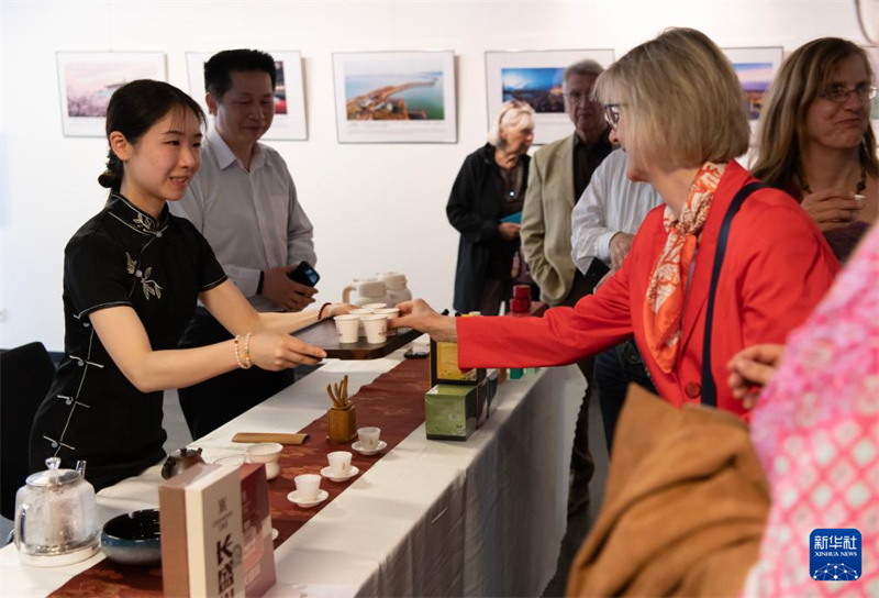 Des invités dégustent du thé de Chine lors de l'événement au Centre culturel de Chine de Berlin le 19 mai 2026. (Zhang Haofu/Xinhua)
