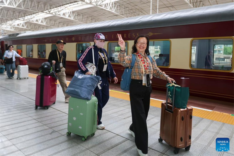Le train Delta Star Express a quitté Shanghai pour un circuit de 18 jours au Xinjiang